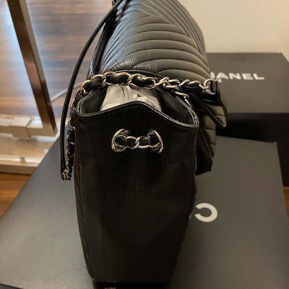CHANEL BLACK GRAIN OVERSIZED FLAP BAG W/ORIGINAL BOX - Picture 3 of 6